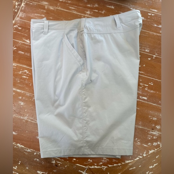 Under Armour Men’s Light Gray Flat Front Loose Fit Shorts Size 42 - Picture 7 of 7